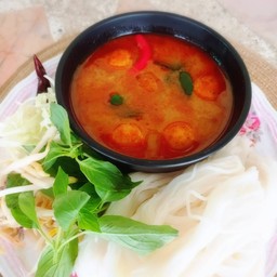 ขนมจีนน้ำยาลูกชิ้นปลา