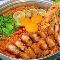 มาม่าต้มยำน้ำข้น หมูสามชั้นทอด