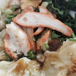 บะหมี่เกี๊ยวปูหมูแดงพลิกชีวิต หน้าร้านถูกดีตรงข้ามการไฟฟ้า