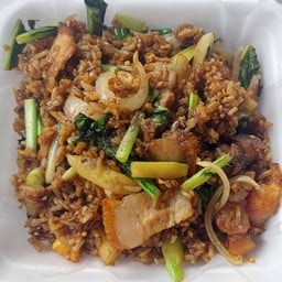 ข้าวผัดหมูกรอบ