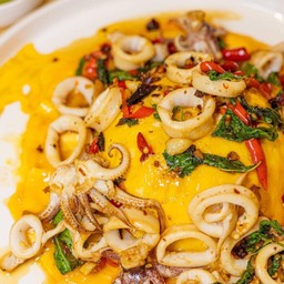 ข้าวไข่ข้นกะเพราะปลาหมืก