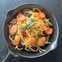 สปาเก็ตตี้ผัดพริกแห้งไส้กรอก