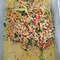 กระเพราหมูสับราดข้าว
