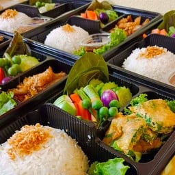 ชุดข้าวไข่เจียวชะอม+ชุดน้ำพริกผักสด+แกง1อย่าง