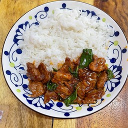 ข้าวราดผัดพริกแกง (เลือกเนื้อสัตว์ข้างใน)
