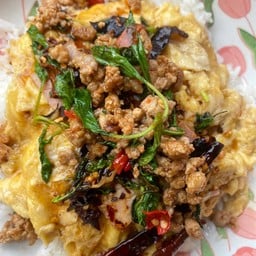 ข้าวไข่ข้นนมสดราดซอสกะเพราหมูสับ ทำถึงงงง