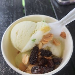 ไอศกรีมหญิงพจมะพร้าวน้ำหอมสด