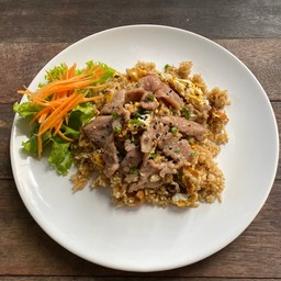 ข้าวผัดกระเทียมหมูนุ่ม