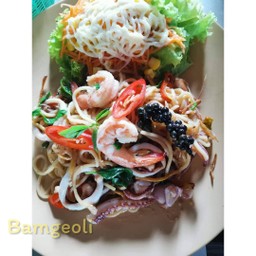 สปาเก็ตตี้ขี้เมา Spicy Thai sauce spaghetti +สลัด