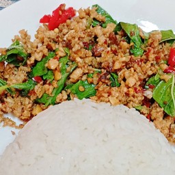 กะเพราหมูสับราดข้าว