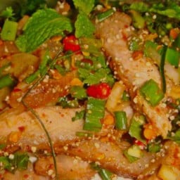 ก้อยคอหมูย่าง