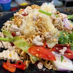 ยำมาม่าหมูสับ+หมูยอ+เห็ดขาว