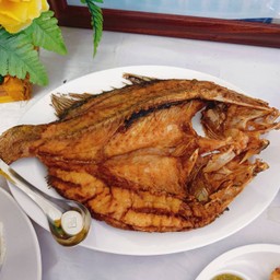 ปลากระพงทอดราดนำ้ปลา