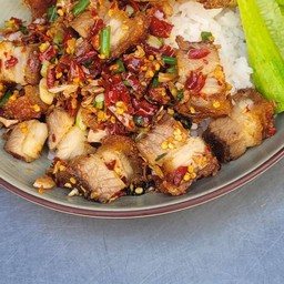 ข้าวหมูกรอบคั่วพริกเกลือ