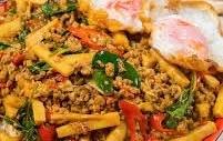 กะเพราหมูสับ+หมูชิ้นคลุกไข่เจียวราดข้าว