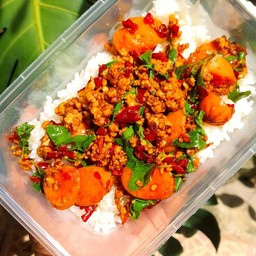 กะเพราหมู+ไส้กรอก