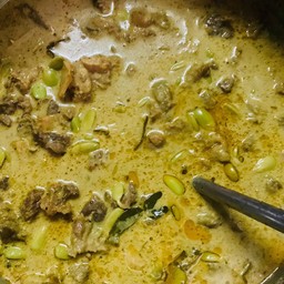 แกงคั่วกะทิเนื้อ หน่อเหรียง หรือ มะเขือพวง