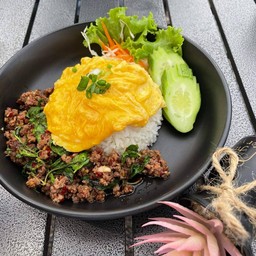 ข้าวกะเพราเนื้อแบล็คแองกัสไข่ข้นลาวา