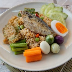 ข้าวคลุกน้ำพริกปลาย่าง ปลาทู+ไข่ต้ม