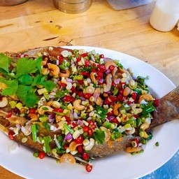 ปลากระพงทอดราดสมุนไพร