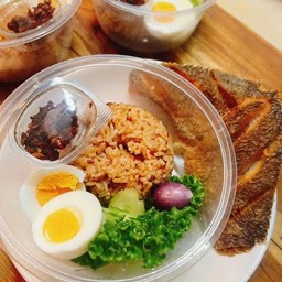 ข้าวคลุกน้ำพริกปลาย่าง ปลานิลทอด+ไข่ต้ม