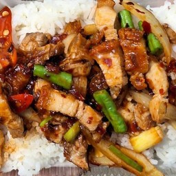 ข้าวราดหมูกรอบผัดน้ำพริกเผา
