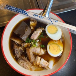 ก๋วยจั๊บ กรอบ ไข่