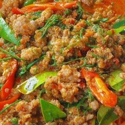 ข้าวราดผัดพริกแกงยอดชะอม