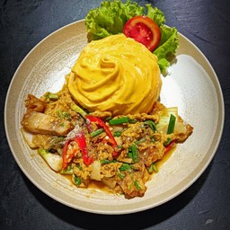 ข้าวหมูกรอบผัดผงกะหรี่