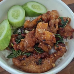 ข้าวกะเพราไก่กรอบ   กร๊อบกรอบ