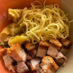 บะหมี่เกี๊ยวหมูกรอบ