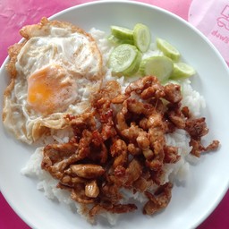 ข้าวราด หมูกระเทียม.ไข่ดาว