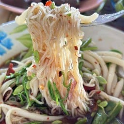 ขนมจีนบีบสดติดดาว@ข้างโรบินสันมุกดาหาร
