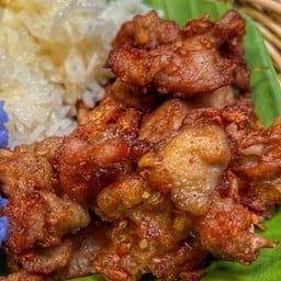 หมูทอดข้าวเหนียวขาว