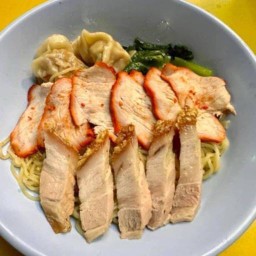 ชายสี่บะหมี่เกี๊ยว ข้าวหมูแดง หมูกรอบ ต้มเล้งแซ่บ หน้า เซเว่น ช.แมนชั่น