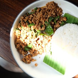 ข้าวผัดกระเพราชูรสหมูสับ