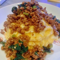 ข้าวไข่ข้นกะเพราหมูสับ