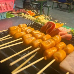 หม่าล่าปิ้งย่างพ่นไฟ & ชาบูน้ำดำ ร้านเต๊นขาวด้านหน้าตลาดทิพย์เกสร