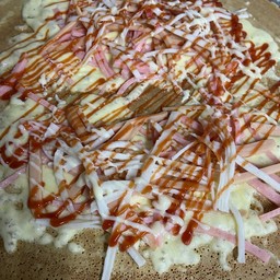 ดับเบิ้ลชีส (ชีสเต็มแผ่น)+แฮม+ปูอัด+ไส้กรอก ราดซอสมะเขือ มายองเนส