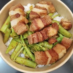 พริกแกงผักบุ้งหมูกรอบ