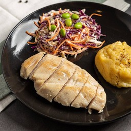 สเต็กอกไก่ซูวีเสิร์ฟพร้อมมันฝรั่งบดและโคลสลอว์