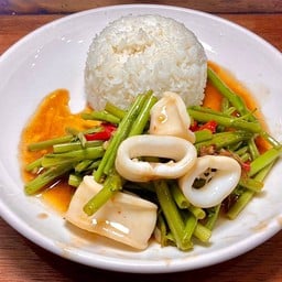 หมึกผัดผักบุ้งไฟแดง ราดข้าว