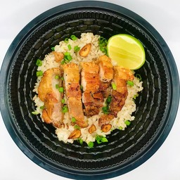 ข้าวผัดกระเทียมหมูกรอบ