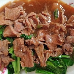 ข้าวราดเนื้อผัดคะน้าน้ำมันหอย