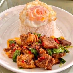 กะเพราเนื้อตุ๋น+ไข่ดาว ราดข้าว