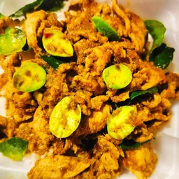 ผัดพริกแกงใต้หมูชิ้นใส่สะตอ ราดข้าว
