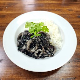 ปลาหมึกผัดน้ำดำราดข้าว