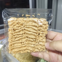 เส้นมาม่า