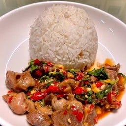 กะเพราเครื่องในไก่ ราดข้าว