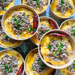 ข้าวไข่ข้นหมูสับผัดพริกไทย